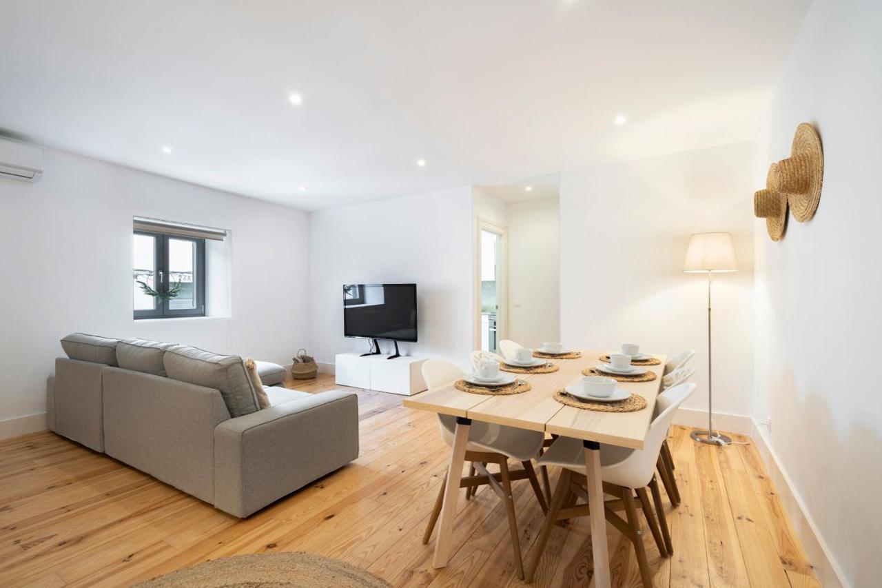 Warm And Cozy Parquet Flooring Apartment In Almada Kültér fotó