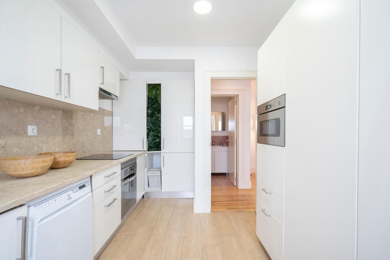 Warm And Cozy Parquet Flooring Apartment In Almada Kültér fotó